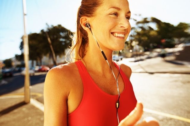 運動しながらオーディオブックを聴く女性